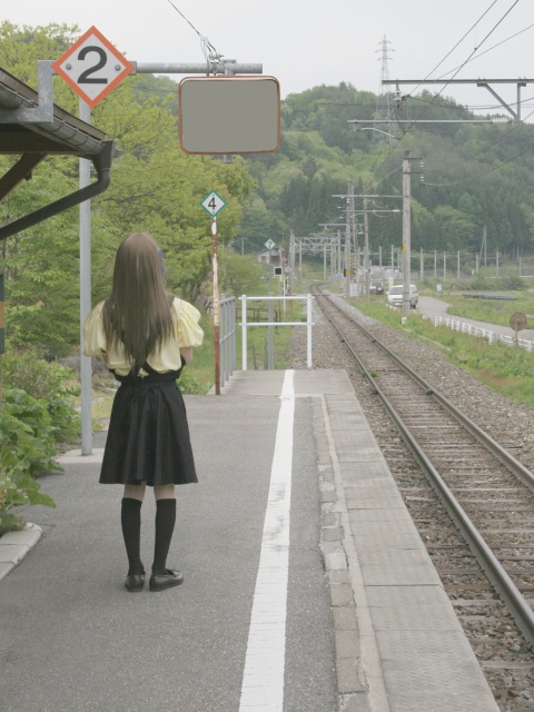 ＡＩＲ 遠野 美凪 コスプレ写真 海ノ口駅にて線路の先を眺める美凪